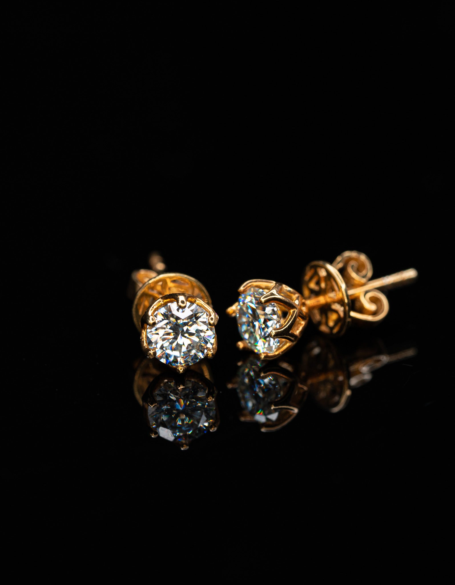 Round Cut Diamond Stud Gold Earrings