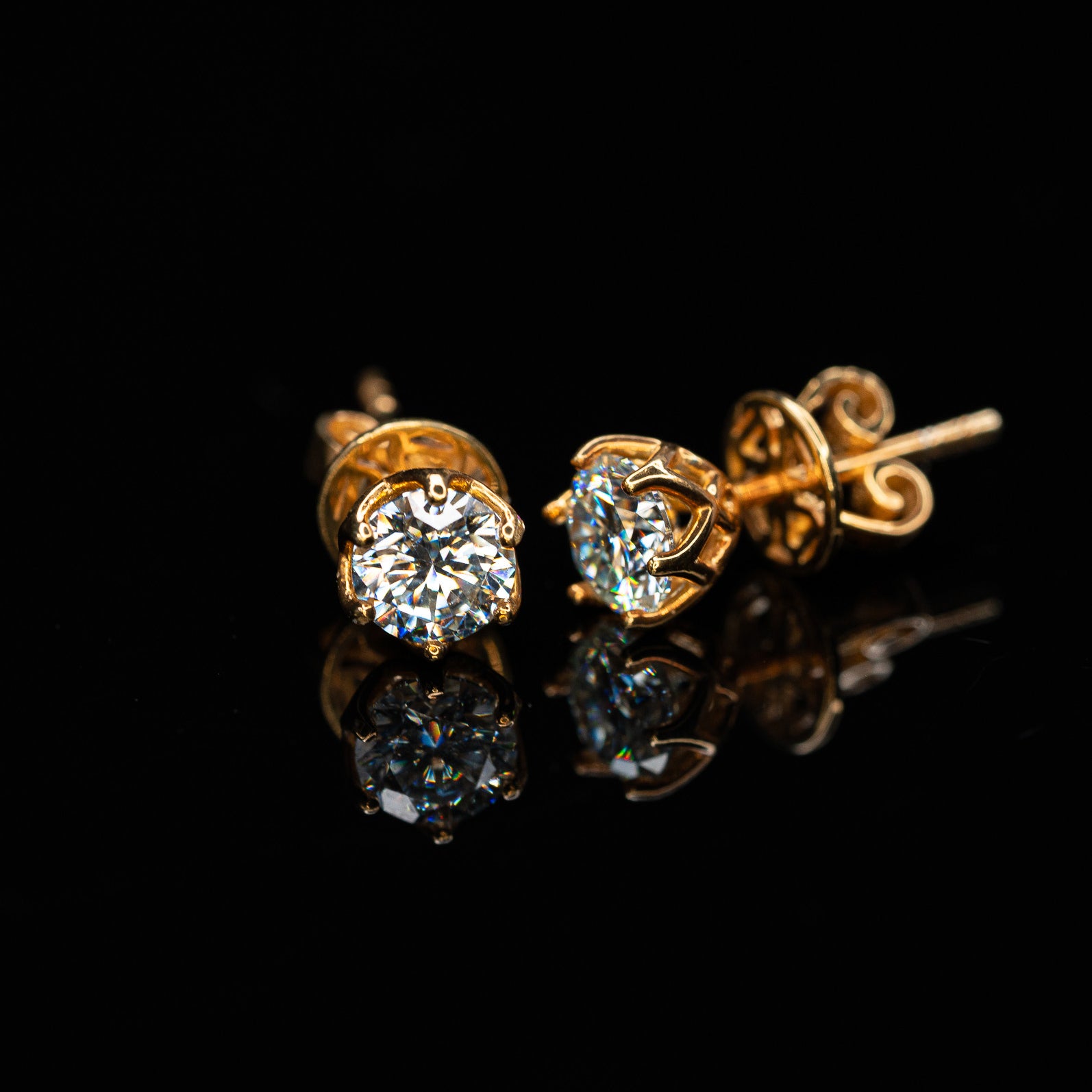 Round Cut Diamond Stud Gold Earrings