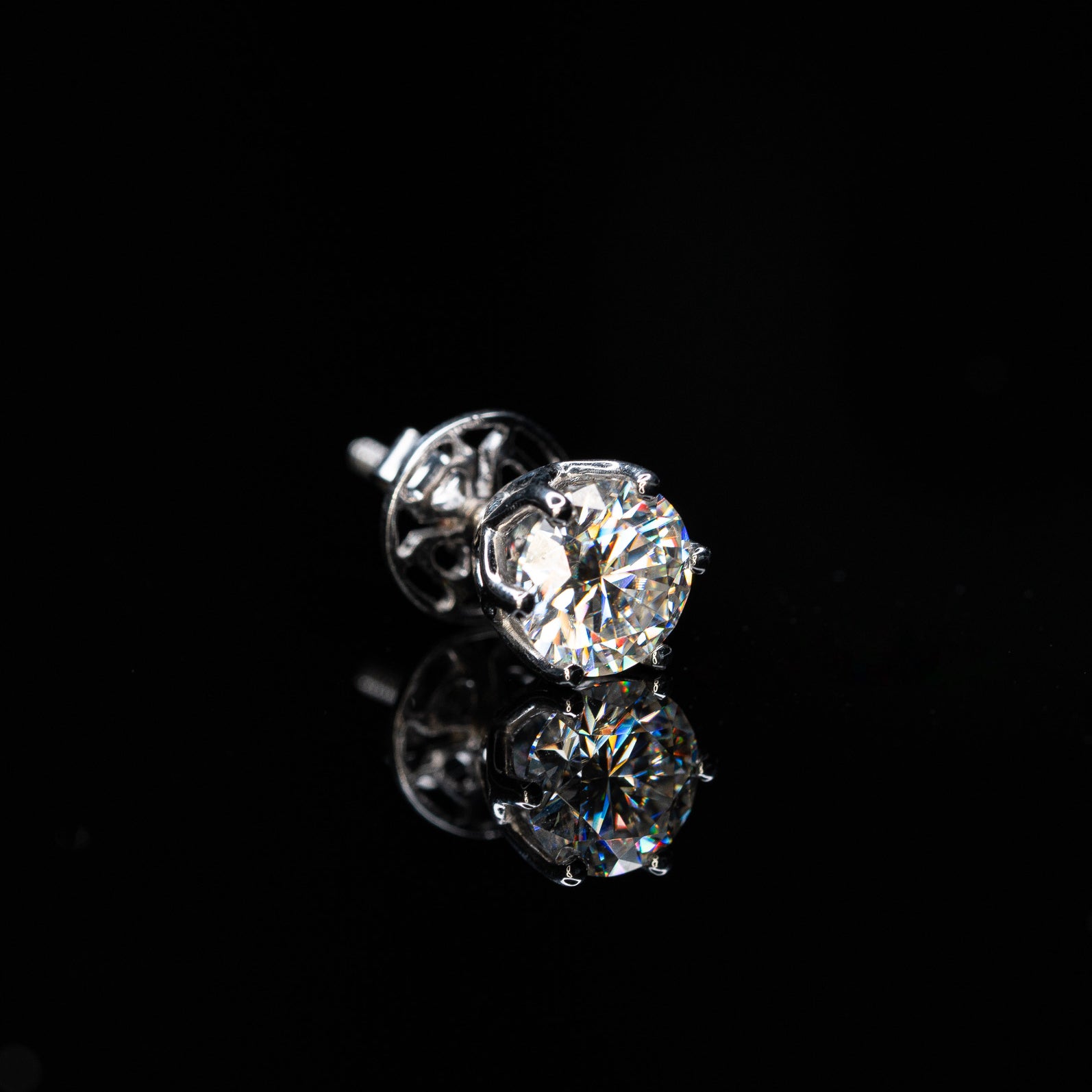 Round Cut Diamond Stud Earrings